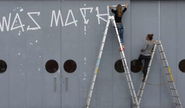 Installation eines Kunstwerks in Burghausen © Gerhard Nixdorf