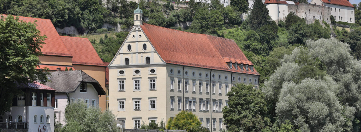 Kumax-Gymnasium von der Salzach aus © Gerhard Nixdorf