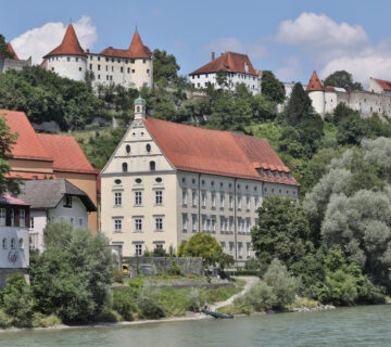 Kumax-Gymnasium von der Salzach aus © Gerhard Nixdorf