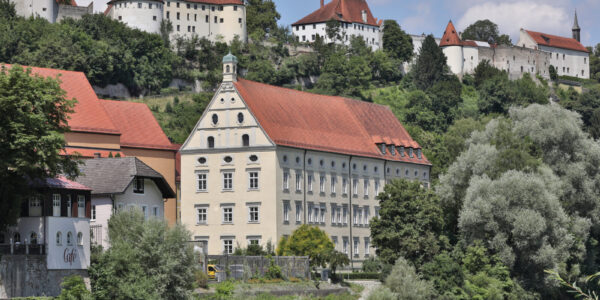 Kumax-Gymnasium von der Salzach aus © Gerhard Nixdorf