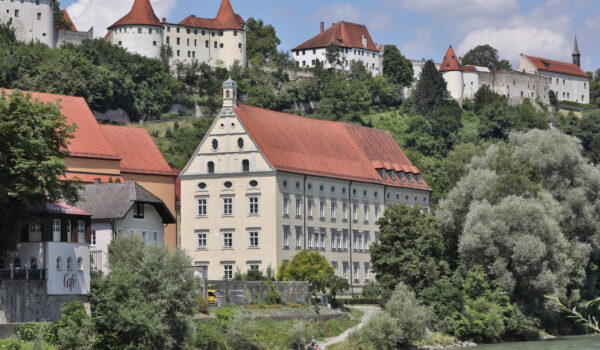 Kumax-Gymnasium von der Salzach aus © Gerhard Nixdorf