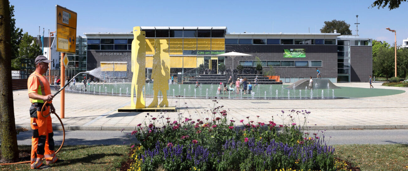 Gärtner bei der Arbeit am Bürgerhaus © Gerhard Hübner