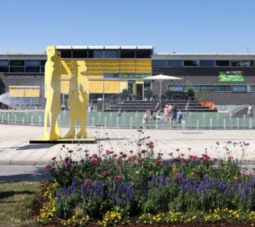 Gärtner bei der Arbeit am Bürgerhaus © Gerhard Hübner