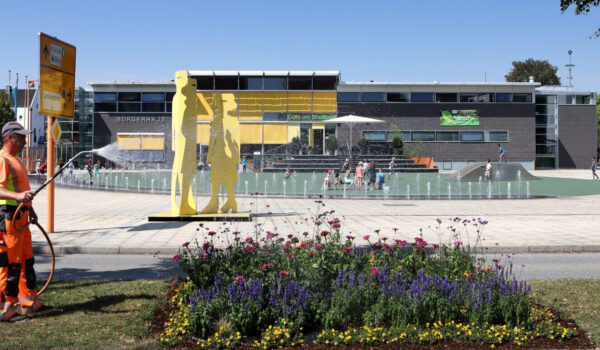 Gärtner bei der Arbeit am Bürgerhaus © Gerhard Hübner Gärtner bei der Arbeit am Bürgerhaus © Gerhard Hübner