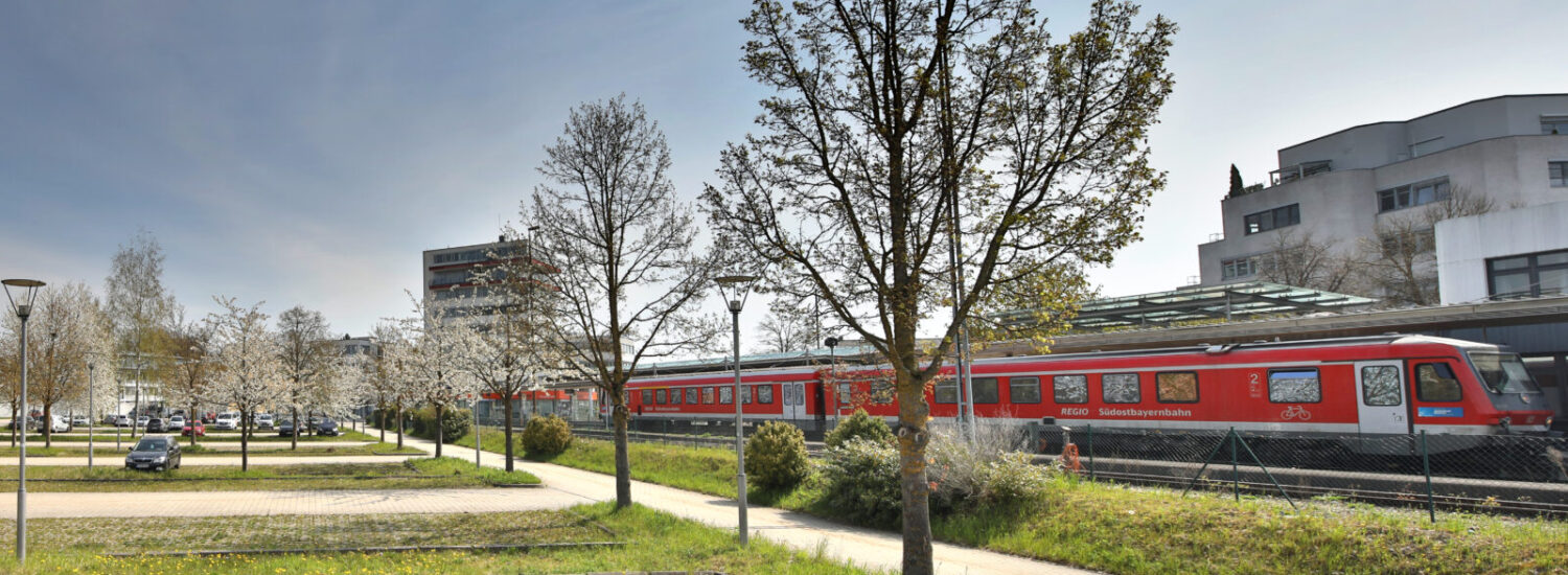 Zug am Bahnhof Burghausen © Gerhard Nixdorf