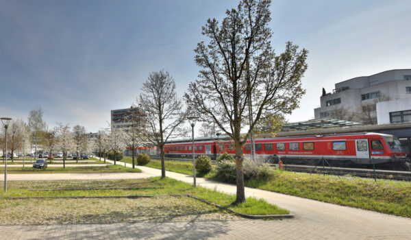 Zug am Bahnhof Burghausen © Gerhard Nixdorf
