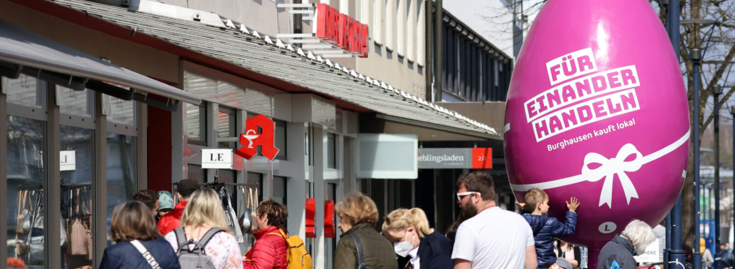 Treiben in der Marktler Straße mit Riesen-Osterei © Gerhard Nixdorf