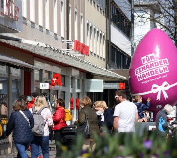 Treiben in der Marktler Straße mit Riesen-Osterei © Gerhard Nixdorf