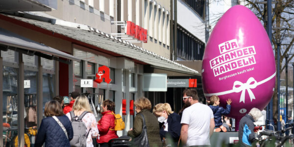 Treiben in der Marktler Straße mit Riesen-Osterei © Gerhard Nixdorf