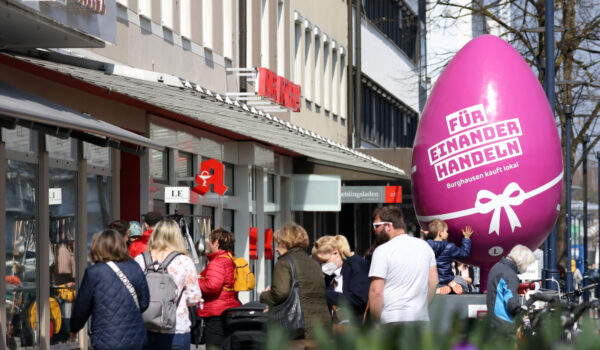 Treiben in der Marktler Straße mit Riesen-Osterei © Gerhard Nixdorf