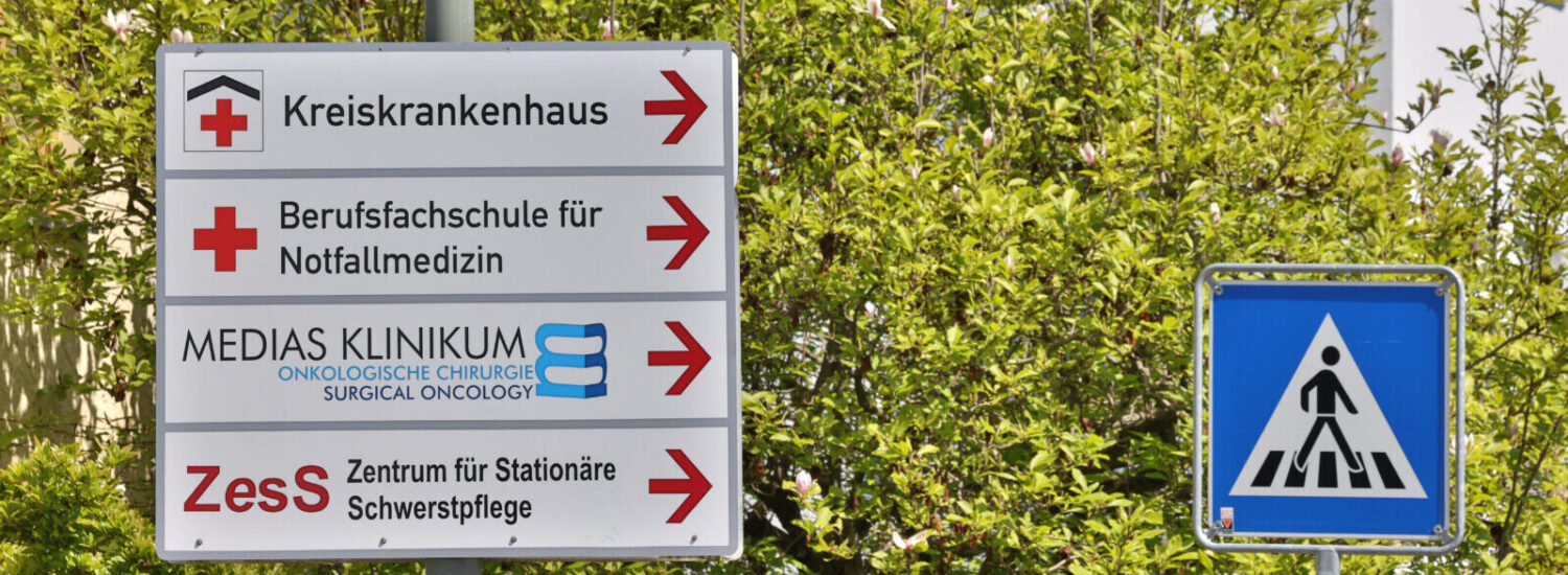 Wegschilder zu verschiedenen medizinischen Einrichtungen © Gerhard Nixdorf