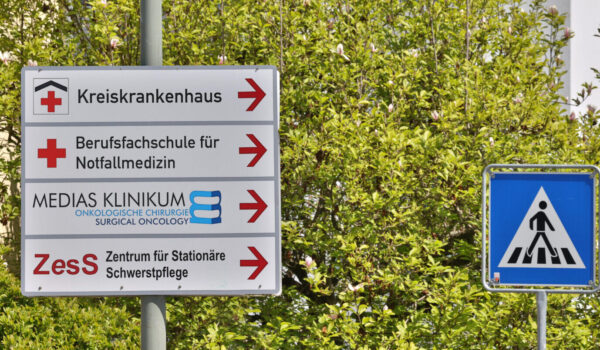 Wegschilder zu verschiedenen medizinischen Einrichtungen © Gerhard Nixdorf