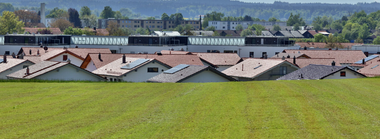 Wohngebiet mit Wiese im Vordergrund © Gerhard Nixdorf Wohngebiet mit Wiese im Vordergrund © Gerhard Nixdorf
