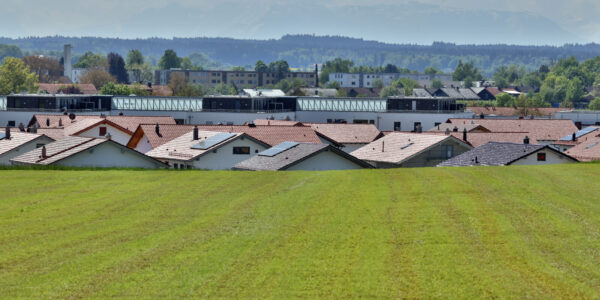 Wohngebiet mit Wiese im Vordergrund © Gerhard Nixdorf