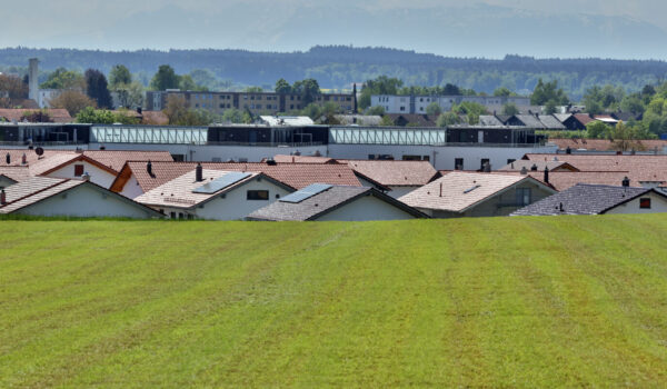 Wohngebiet mit Wiese im Vordergrund © Gerhard Nixdorf