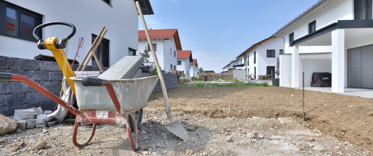 Schubkarren und Werkzeug auf Baustellen (Symbolbild) © Gerhard Nixdorf