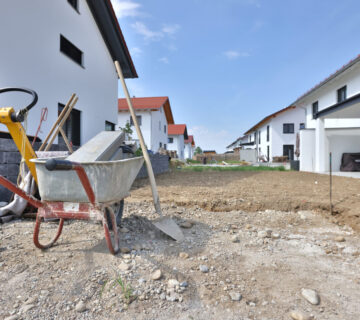 Schubkarren und Werkzeug auf Baustellen (Symbolbild) © Gerhard Nixdorf