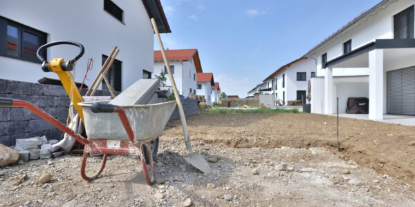 Schubkarren und Werkzeug auf Baustellen (Symbolbild) © Gerhard Nixdorf