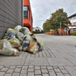 Gelbe Säcke beim Haus der Familie © Gerhard Nixdorf