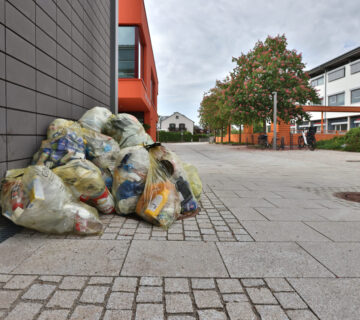 Gelbe Säcke beim Haus der Familie © Gerhard Nixdorf