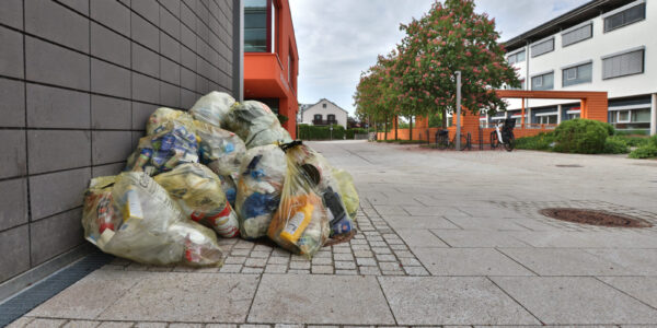 Gelbe Säcke beim Haus der Familie © Gerhard Nixdorf
