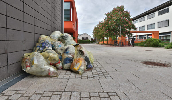 Gelbe Säcke beim Haus der Familie © Gerhard Nixdorf