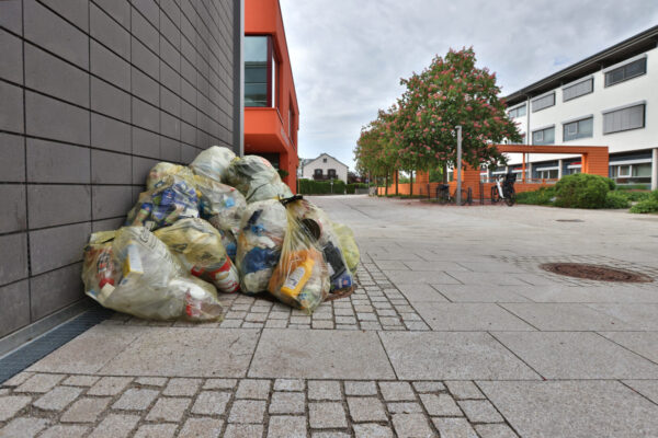 Gelbe Säcke beim Haus der Familie © Gerhard Nixdorf