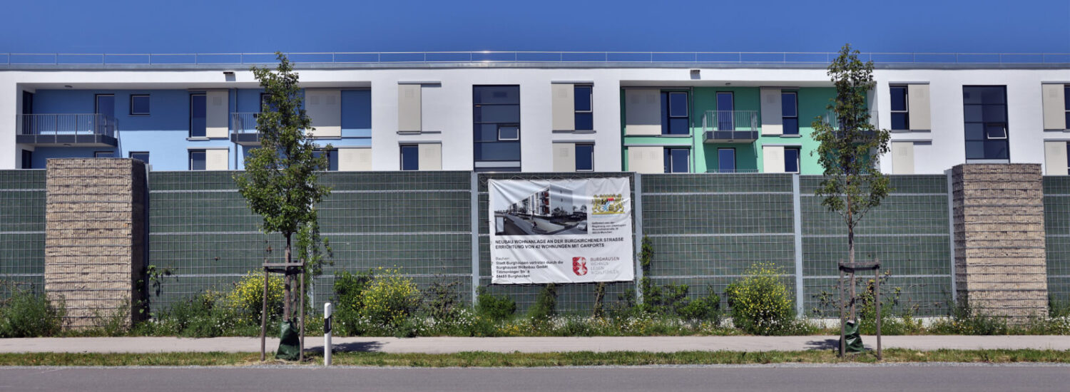 Wohnblock in Burghausen mit Banner der BuWoG am Zaun © Gerhard Nixdorf Wohnblock in Burghausen mit Banner der BuWoG am Zaun © Gerhard Nixdorf