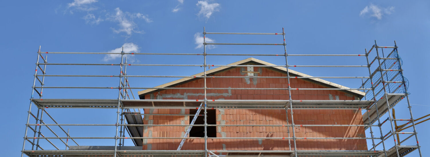 Rohbau mit Gerüst © Gerhard Nixdorf