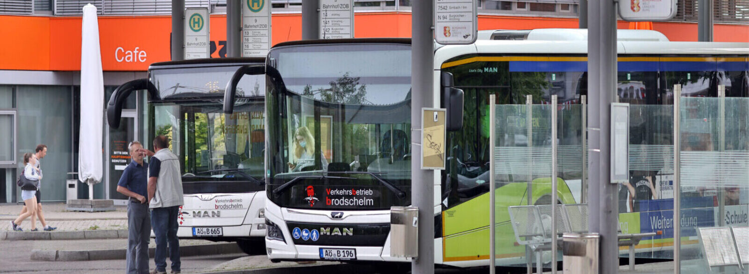 Busse am Zentralen Omnibusbahnhof in Burghausen © Gerhard Nixdorf