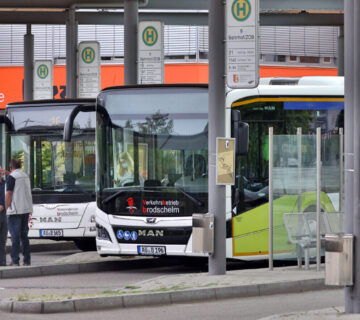 Busse am Zentralen Omnibusbahnhof in Burghausen © Gerhard Nixdorf
