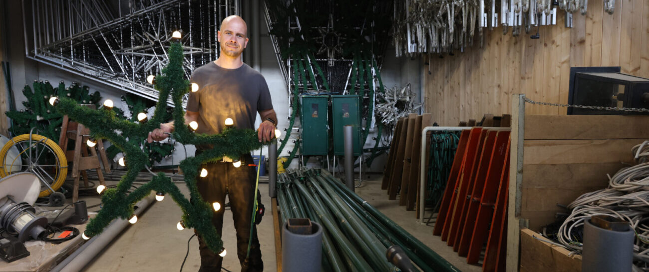 Mitarbeiter im Lager der Weihnachtsbeleuchtung © Gerhard Nixdorf