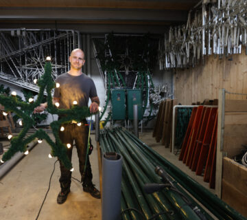 Mitarbeiter im Lager der Weihnachtsbeleuchtung © Gerhard Nixdorf