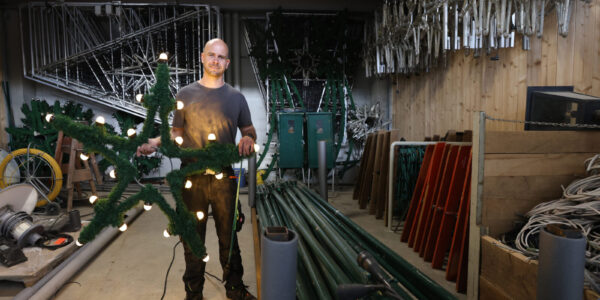 Mitarbeiter im Lager der Weihnachtsbeleuchtung © Gerhard Nixdorf