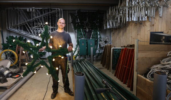 Mitarbeiter im Lager der Weihnachtsbeleuchtung © Gerhard Nixdorf Mitarbeiter im Lager der Weihnachtsbeleuchtung © Gerhard Nixdorf