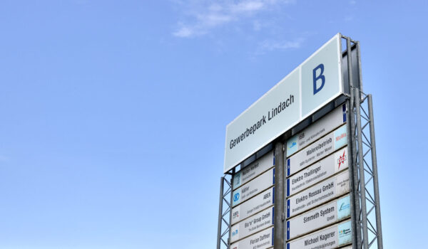 Tafel am Eingang zum Gewerbepark Lindach © Gerhard Nixdorf Tafel am Eingang zum Gewerbepark Lindach © Gerhard Nixdorf