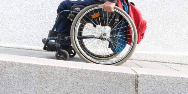 Rollstuhlfahrer auf Rampe © Gerhard Nixdorf