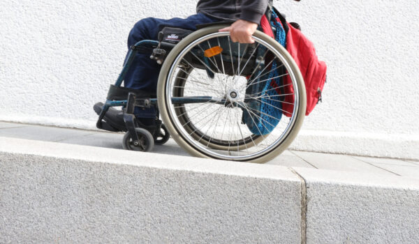 Rollstuhlfahrer auf Rampe © Gerhard Nixdorf Rollstuhlfahrer auf Rampe © Gerhard Nixdorf