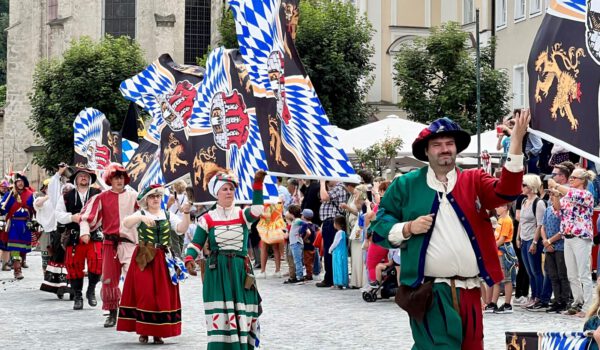Fahnenträger des Umzugs © Alexandra Königseder