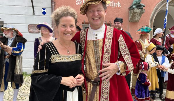 Erster Bürgermeister und seine Frau in historischen Gewändern © Alexandra Königseder