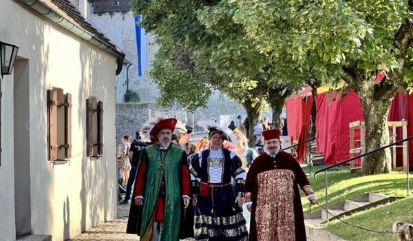 Drei historische gewandete Personen auf der Burg © Alexandra Königseder