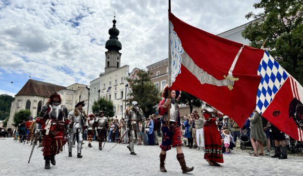 Fahnenträger und Ritter des Festzugs © Alexandra Könisgeder