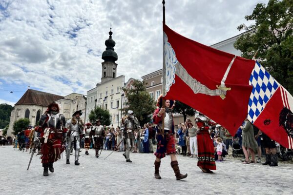 Fahnenträger und Ritter des Festzugs © Alexandra Könisgeder