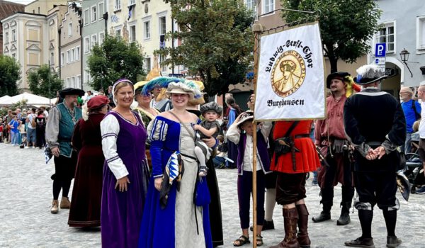 Gruppe des Festzugs am Stadtplatz © Alexandra Könisgeder