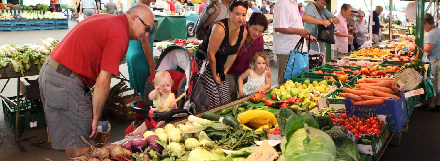 Wochenmarkt in der Messehalle Burghausen © Burghauer Touristik GmbH