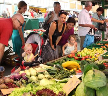Wochenmarkt in der Messehalle Burghausen © Burghauer Touristik GmbH