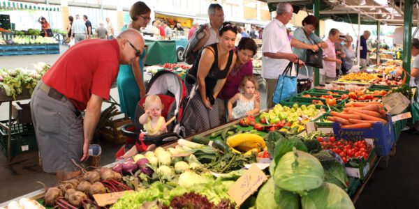 Wochenmarkt in der Messehalle Burghausen © Burghauer Touristik GmbH