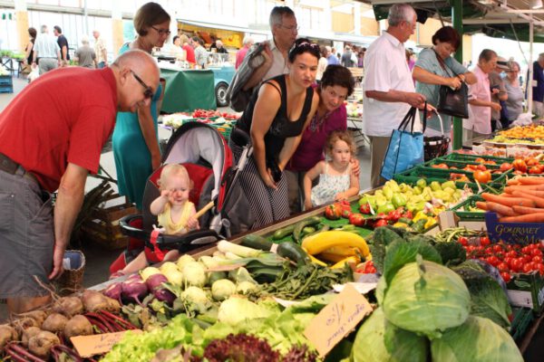 Wochenmarkt in der Messehalle Burghausen © Burghauer Touristik GmbH