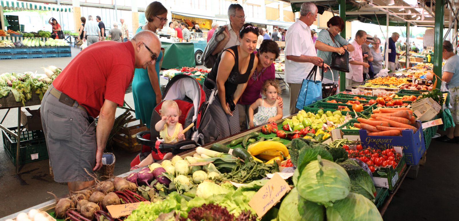 Wochenmarkt in der Messehalle Burghausen © Burghauer Touristik GmbH