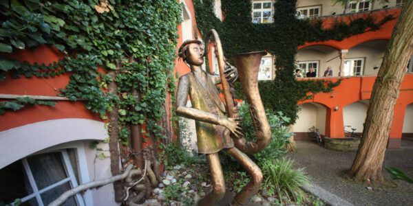 Bronzefigur eines Saxophonisten vor dem Mautnerschloss © Burghauser Touristik GmbH